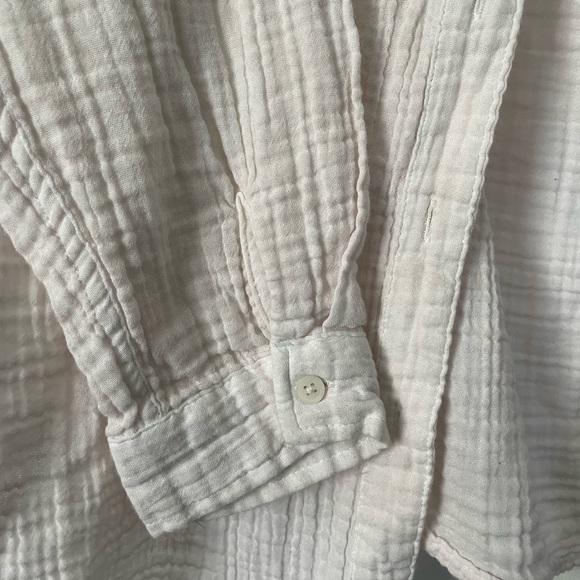 American Eagle
Cover up
Small
Accidentally light pink (washed whites and red) - Picture 2 of 4